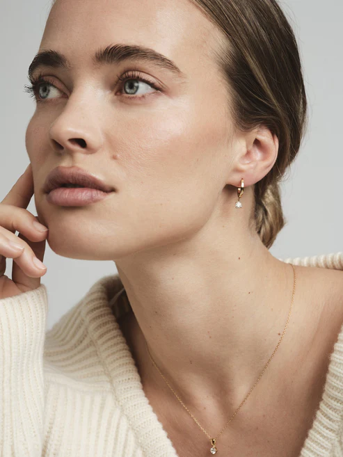Jolie White eyrnalokkahringir