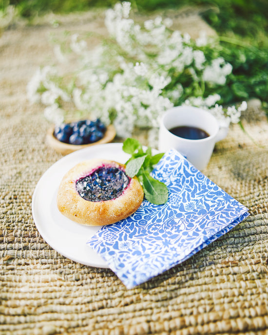 Niitty blue-white