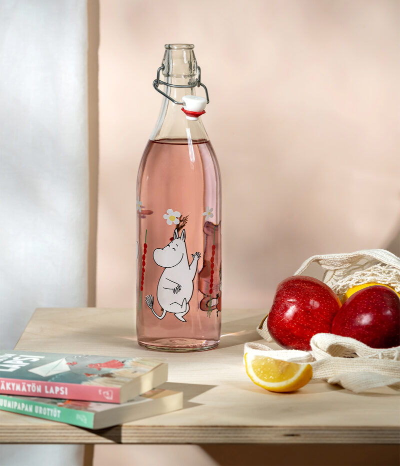 Moomin glerflaska 1l Wild Strawberries