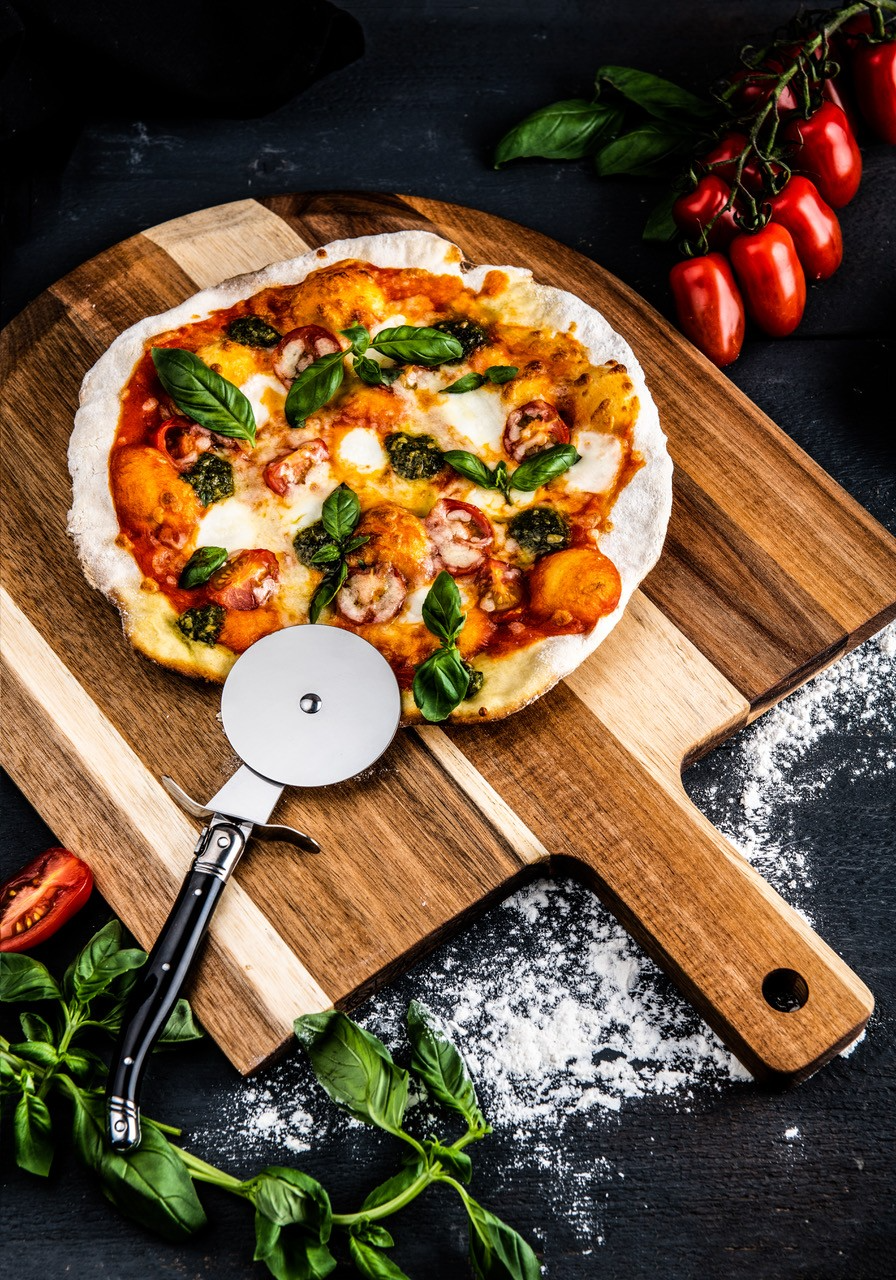 Pizzabretti og pizzahnífur